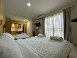 開放式客房 (Sleeps 4) | 書桌、熨斗/熨衫板、免費嬰兒床、摺床/加床 (收費)