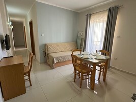 Refrigerador, horno, placa de cocina, tetera/pava eléctrica