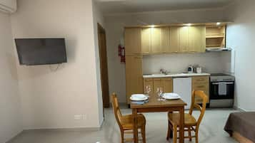 Studio Suite (Sleeps 2) | Desk, iron/ironing board, free cribs/infant beds, rollaway beds