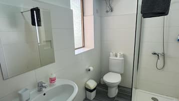 Studio Suite (Sleeps 2) | Bathroom | Shower, towels