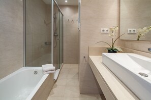 Badewanne, Haartrockner, Handtücher