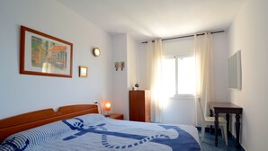 2 bedrooms, iron/ironing board, free WiFi, bed sheets - MANUREVA VII 2-A (Estartit)