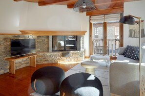 TV, fireplace