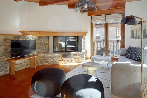 TV, fireplace