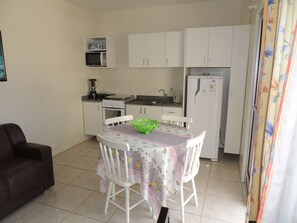 Departamento, 1 habitación (Apartamento Quadruplo ) | Cocineta privada | Refrigerador, microondas, parrilla de estufa y utensilios de cocina