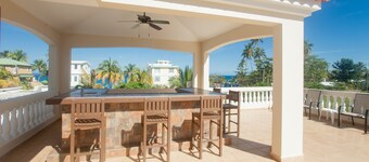 Villa Ocean Mist - Luxury Villa, Steps From Sandy Beach.