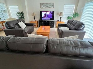 TV, DVD player, foosball, table tennis - Executive Home in Gated Community w pool spa, games room, close to shops (Clermont)