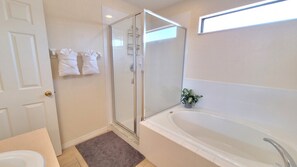 Combined shower/tub, hair dryer, towels - Executive Home in Gated Community w pool spa, games room, close to shops (Clermont)