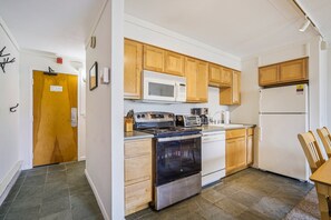 Fridge, microwave, oven, stovetop - Delightful 3 bedroom Whiffletree Condo E7 (Killington)