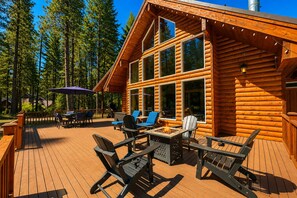 A log cabin with a deck, outdoor seating, and a fire pit. - Sauna | Deck | Firepit | Near Lakes | WIFI | BBQ (Leavenworth)