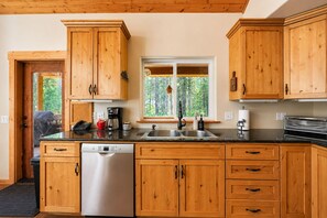 Fridge, microwave, oven, stovetop - Sauna | Deck | Firepit | Near Lakes | WIFI | BBQ (Leavenworth)