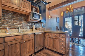 Fridge, microwave, oven, stovetop - Last-Minute Savings! Silver Star #903, Private Hot Tub! Community Amenities! (Park City)
