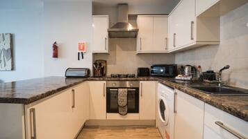 Réfrigérateur, micro-ondes, four, plaque de cuisson