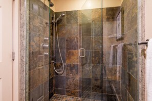 Combined shower/bathtub, hair dryer, towels - Warm Springs Condo! Walking Distance to  Chairlift! (Ketchum)