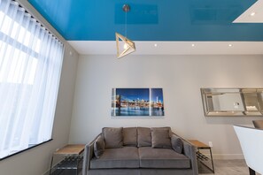 TV, fireplace, streaming services - Duplex Loft with Private Terrace, Parc Avenue (Montréal)