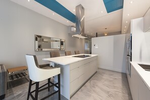 Fridge, microwave, oven, stovetop - Duplex Loft with Private Terrace, Parc Avenue (Montréal)