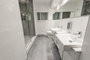 Dusche, Haartrockner, Handtücher