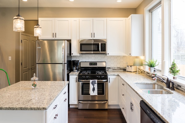 Réfrigérateur, micro-ondes, four, plaque de cuisson