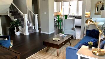 Smart-TV, Kinderspielzeug, Bücher