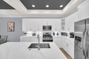 Fridge, microwave, oven, stovetop - Regal Reunion Views | Amazing Sunset and Golf Course Views, Games Room (Kissimmee)
