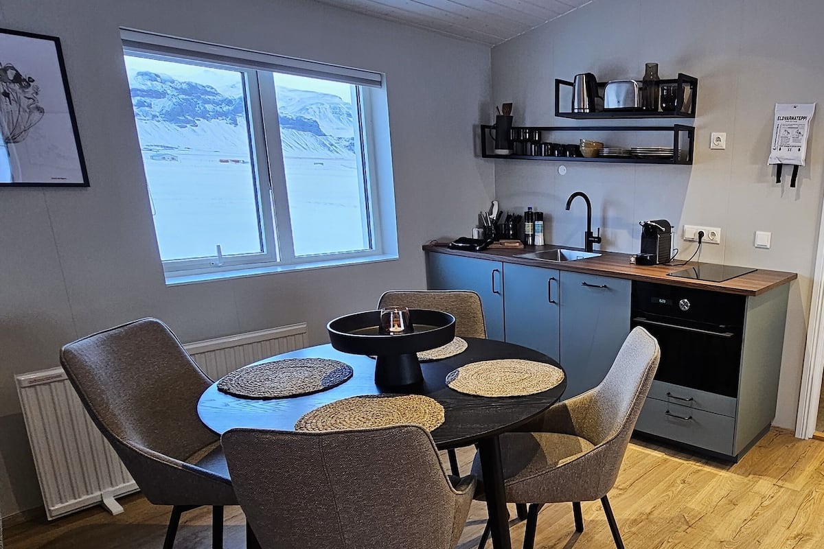 Studio (Queen) | In-room dining