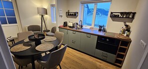 Een 43-inch flatscreentelevisie met digitale zenders