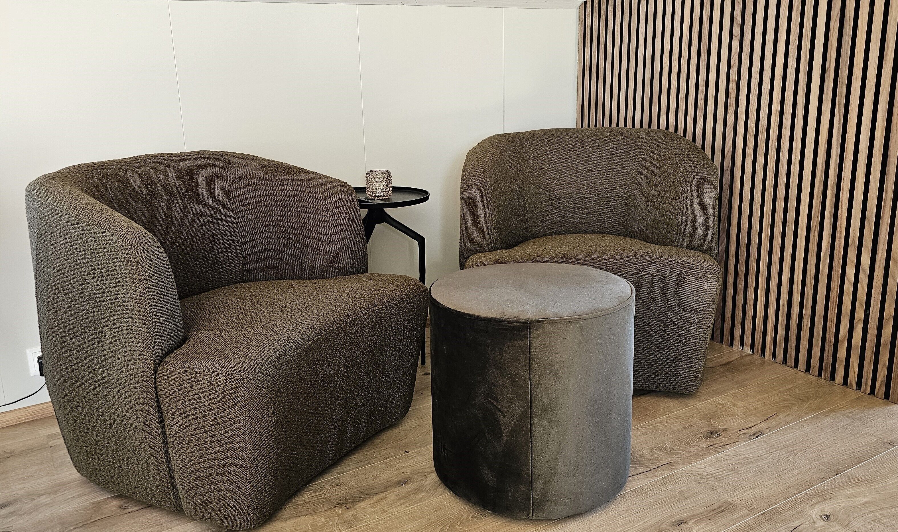 家庭公寓 | 起居区 | 43-英寸纯平电视（配备数码频道）