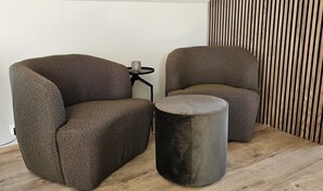 Family Apartment | Living area | 43-inch flat-screen TV with digital channels - Kviholmi Premium Apartments (Rangárþing eystra)