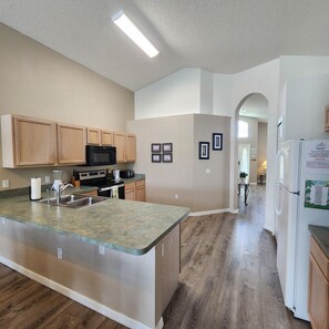 Kjøleskap, mikrobølgeovn, ovn og kokeplater