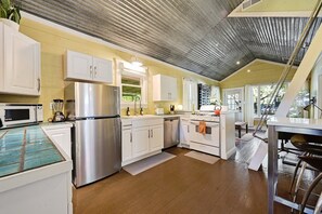 Een koelkast, een magnetron, een oven, een kookplaat