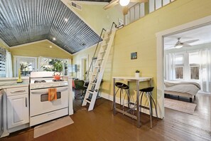 2 slaapkamers, bedden met traagschuimmatras, een bureau