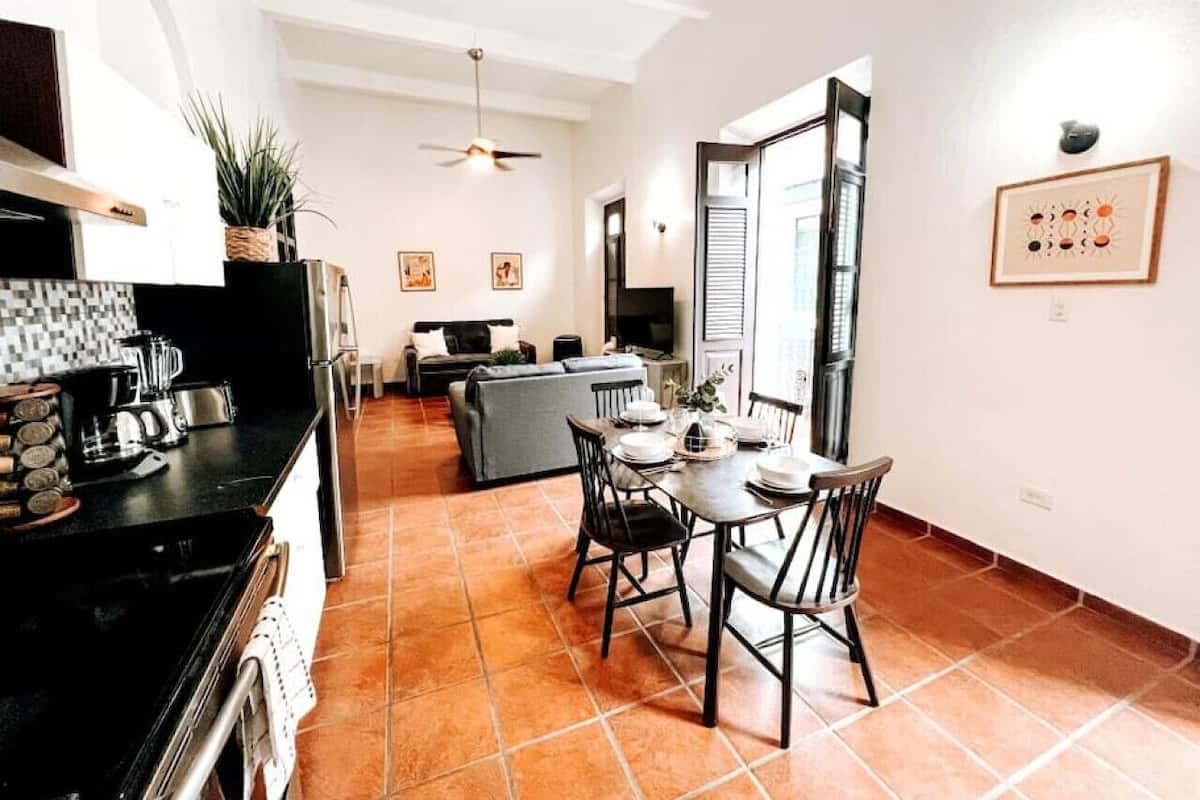 Basic Apartment (65 Fortaleza, Apt 1, San Juan PR 00901) | Ruang tamu | 55 inci sebuah televisyen pintar dengan digital, TV, Netflix