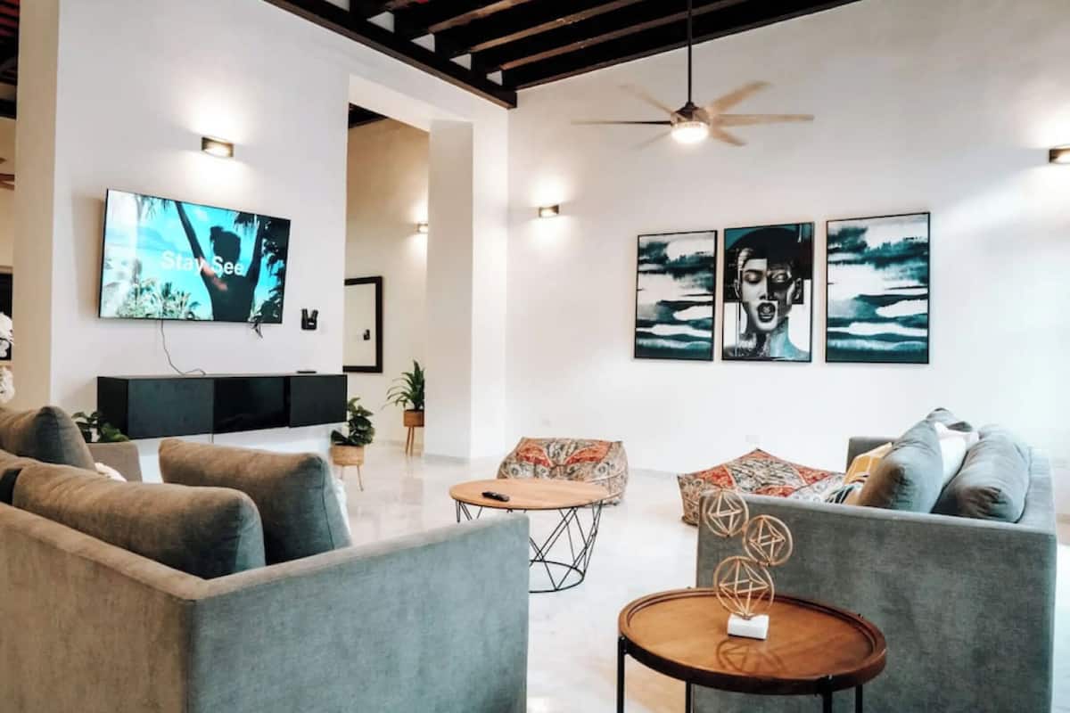 Luxurious and Central (is in 213 Calle Cristo Apt #2, San Juan) | Ruang tamu | 55 inci sebuah televisyen pintar dengan digital, TV, Netflix