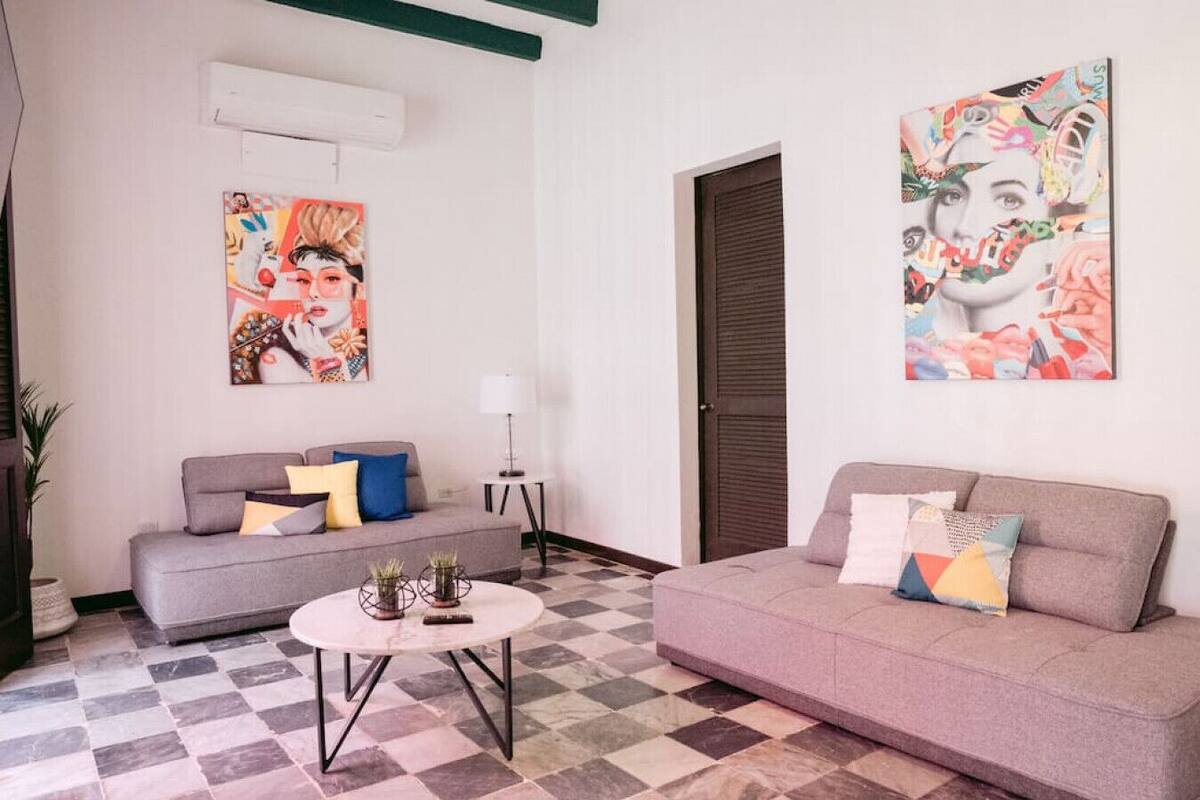 アパートメント (65 Fortaleza, Apt 11) | リビング エリア | 55 インチのスマートテレビ (デジタル放送視聴可)、テレビ、Netflix