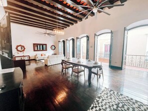 Chalet « Premier », 4 chambres (255 Calle Tanca) | Coin séjour | TV connectée de 55 pouces avec chaînes numériques, télévision, Netflix