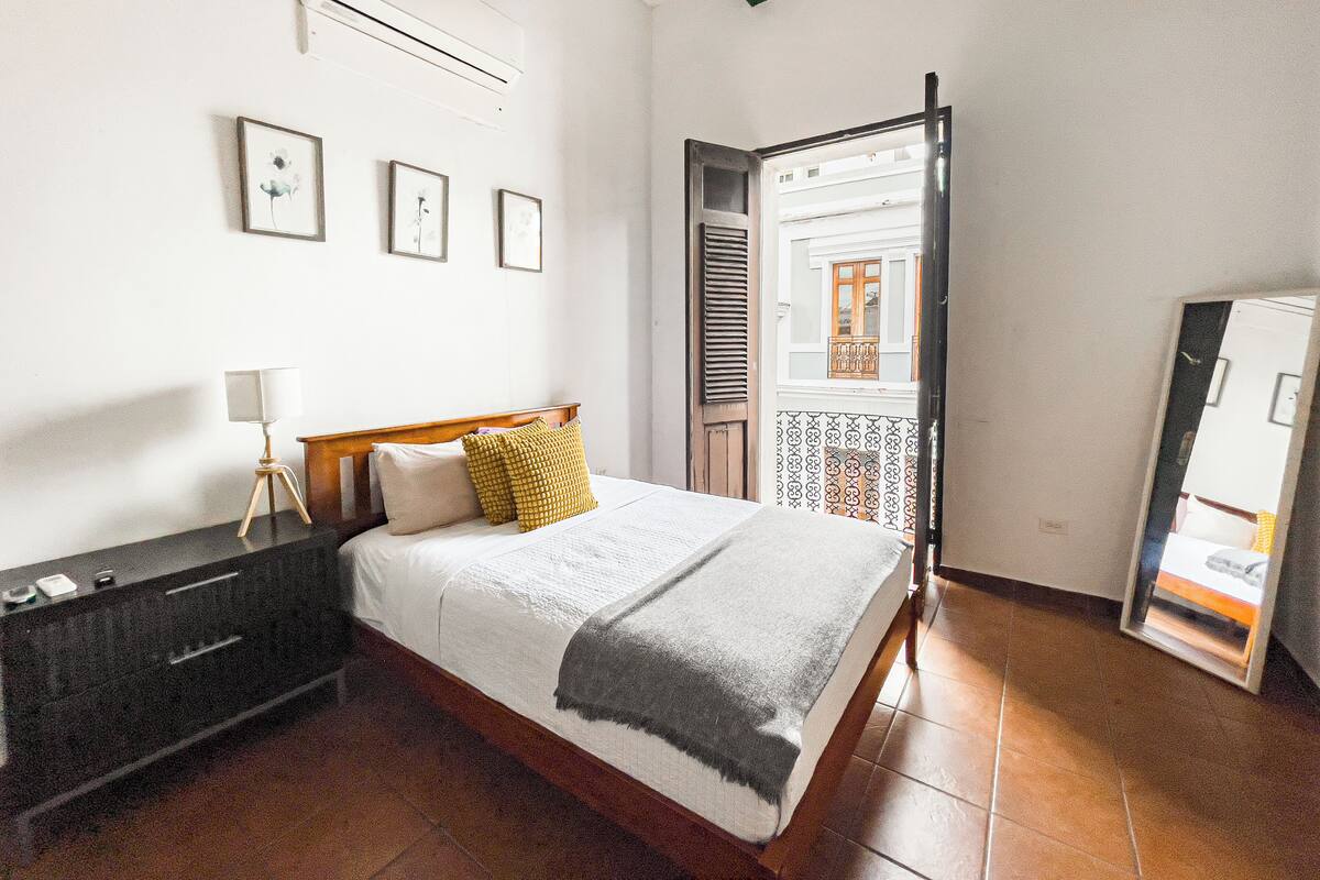アパートメント (65 Fortaleza, Apt 7) | 1 室のベッドルーム、高級寝具、低反発ベッド、アイロン / アイロン台