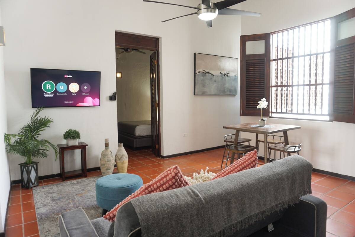 アパートメント (65 Fortaleza, Apt 6) | リビング エリア | 55 インチのスマートテレビ (デジタル放送視聴可)、テレビ、Netflix