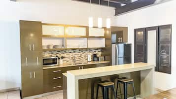 Refrigerador, microondas, cafetera/tetera, utensilios de cocina