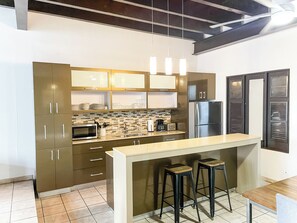 Elite Apartment (213 Calle Cristo Apt 3/ PH, San Juan PR) | 専用キッチン | 冷蔵庫、電子レンジ、コーヒー / ティーメーカー、調理器具と食器