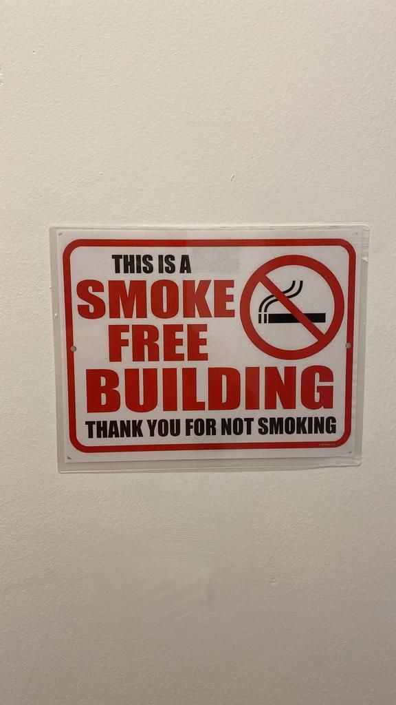 A sign stating 'This is a smoke-free building.'