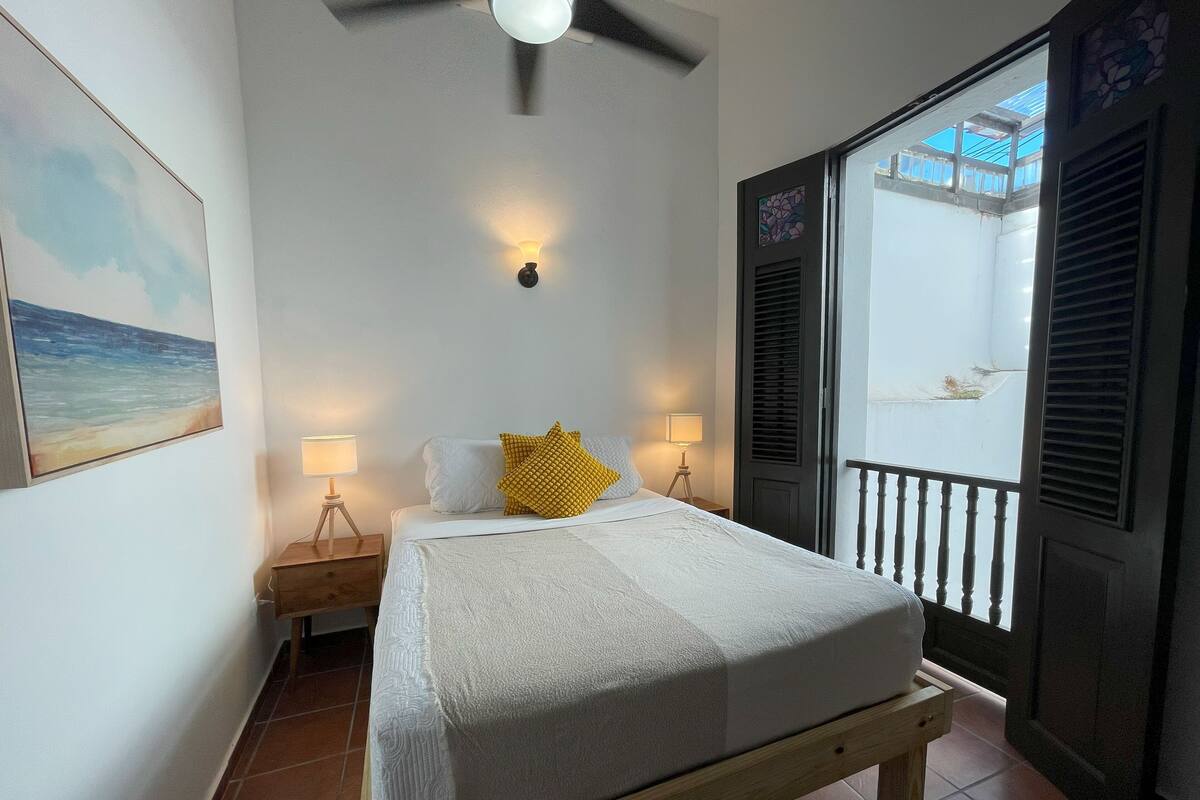 アパートメント (65 Fortaleza, Apt 7A) | 1 室のベッドルーム、高級寝具、低反発ベッド、アイロン / アイロン台