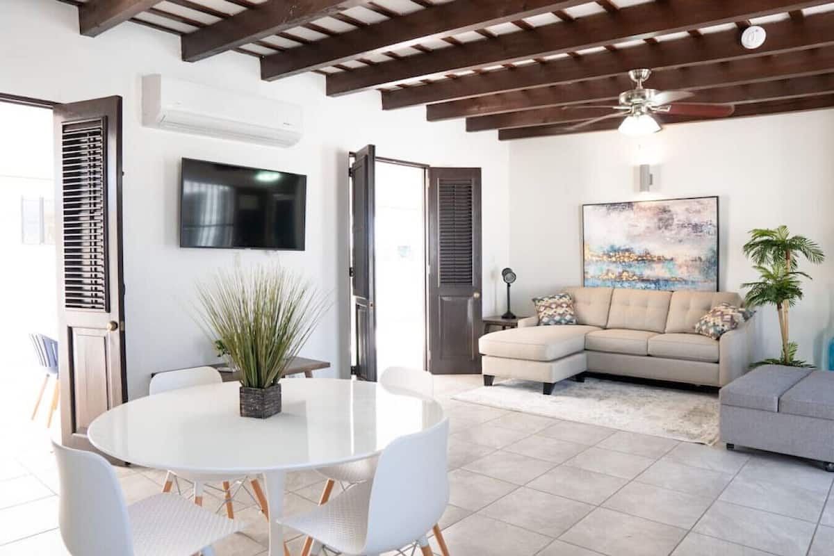 Comfort Apartment (65 Fortaleza, Apt 9, San Juan PR 00901) | Ruang tamu | 55 inci sebuah televisyen pintar dengan digital, TV, Netflix