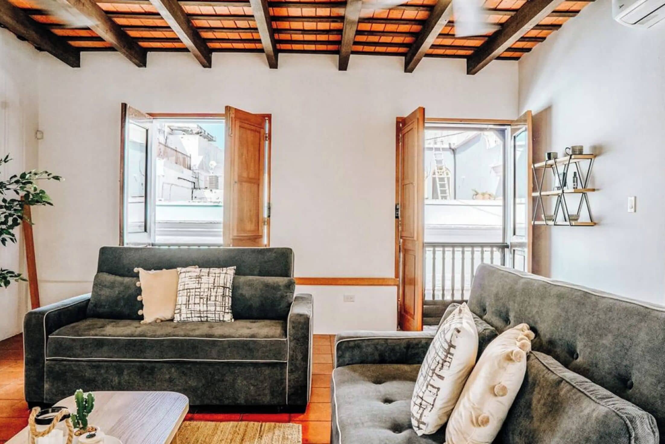 Grand and Central Apartment (Is in 206 Cristo Apt 3 Penthouse, San Juan PR) | 起居区 | 55-英寸智能电视（配备数码频道）、电视、Netflix