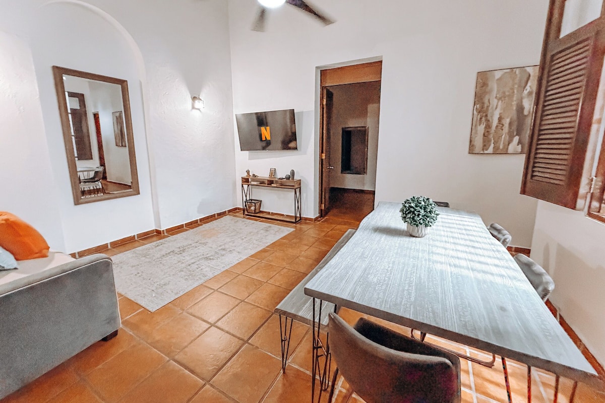 Economy 2-Bedroom, No Balcony (Is in 65 C Fortaleza Apt 2 San Juan PR) | Servicio a la habitación