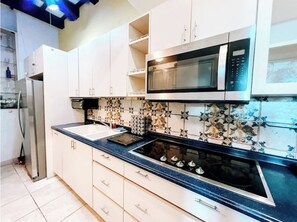 Whole House with Ocean View (Is in 268 Norzagaray, San Juan PR) | Cucina privata | Frigorifero, microonde, macchina per tè/caffè