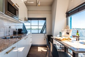 1 Bedroom Apartment | Privékeuken | Een koelkast/vriezer, een magnetron, een oven, een kookplaat