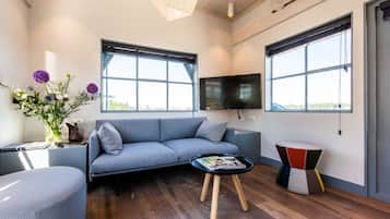 1 Bedroom Apartment | Área de sala de estar | Televisión de pantalla plana de 32 pulgadas con canales por cable