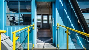 A blue building with a staircase leading to an entrance. - Numa Amsterdam The Crane (Amsterdam)