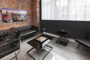 TV, fireplace, DVD player, streaming services