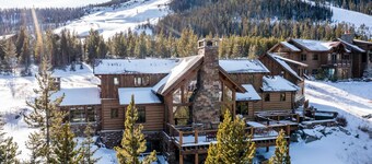 Spectaculaire ski-in, ski-out lodge avec bain à remous, home cinéma, et beaucoup d'espace pour les grands groupes